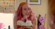 Toni (Leah Brotherhead) hat alles gegeben, um für ihre Tochter die beste Flamingo-Geburtstagsparty aller Zeiten zu veranstalten. Doch kurz bevor es losgehen soll, kommt alles anders.