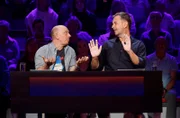 Rateteam-Kapitän Bernhard Hoëcker (l.) und der Fernsehmoderator und Sportreporter Claus Lufen (r.) bilden ein Rateteam.