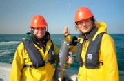 Forscherin Dr. Nina Bartlau und Lena Ganschow suchen auf hoher See nach Phagen. Die könnten ein Mittel gegen krankmachende Bakterien sein.