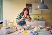 Nina (Lavinia Wilson) ist gerade dabei, eine Osterüberraschung für die Kinder der Kita vorzubereiten, als der noch recht neue Erzieher Paul kündigt.