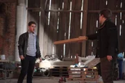 Viktor Mayringer (Rony Herman, l.)streitet sich mit seinem Bruder Leonhard Mayringer (Thomas Schubert, r.) über seinen Ausstieg aus dem Drogenhandel.