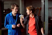 Bayerisches Fernsehen DAHOAM IS DAHOAM, FOLGE 822, "Schmutziges Geschäft", Flori und Lex freuen sich über das erste gemeinsame Geld. Von links: Florian Brunner (Tommy Schwimmer) und Lex (Sebastian Gerold).