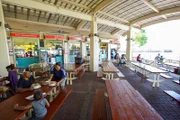 Das „The Breakfast Shed in Port of Spain“ in Trinidad, ist eine Genossenschaft mit hauptsächlich von Frauen betriebener Imbissstände, die seit 1933 hausgemachte kreolische Gerichte wie Pelau servieren.
