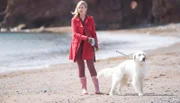 Bei einem Spaziergang mit ihrem Hund macht Jess Collins (Frances Grey) eine grausige Entdeckung.