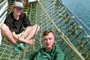 Tim (re.) und Theo (li.) absolvieren ihr Freiwilliges Ökologisches Jahr im Walderlebniszentrum Soonwald – doch zum letzten Seminar geht es auf einen mehrtägigen Segeltörn an die Ostsee.