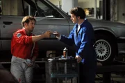 Lex und Flori reparieren gemeinsam einen Wagen. Von links: Lex (Sebastian Gerold) und Florian Brunner (Tommy Schwimmer).
