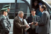 Bayerisches Fernsehen DAHOAM IS DAHOAM, FOLGE 823, "Die Rache der Alten", am Dienstag um 19:45 Uhr. Bürgermeister Schattenhofer freut sich, dass dank Alois Eberlein nicht ungeschoren davon kommt. Von links: Alois Preissinger (Erich Hallhuber sen.), Bürgermeister Schattenhofer (Werner Rom) und Veranstalter Eberlein (Peter Bond).