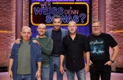 Moderator Kai Pflaume (M.) und seine Rateteam-Kapitäne Bernhard Hoëcker (l.) und Elton (r.) begrüßen in dieser Sendung den Schauspieler Jürgen Vogel (2.v.l.) und den Schauspieler Heino Ferch (2.v.r.).