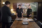 Ein neuer Fall, bei dem die Familien zweier Schüler ermordet wurden, beschäftigt das Team um Rossi (Joe Mantegna, l.), JJ (AJ Cook, r.) und Luke (Adam Rodriguez, M.) ... Ein neuer Fall, bei dem die Familien zweier Schüler ermordet wurden, beschäftigt das Team um Rossi (Joe Mantegna, l.), JJ (AJ Cook, r.) und Luke (Adam Rodriguez, M.) ...