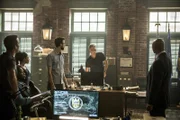 Das NCIS-Team um Christopher LaSalle (Lucas Black, l.), Sonja Percy (Shalita Grant, 2.v.l.), Sebastian Lund (Rob Kerkovich, M.) und Special Agent Pride (Scott Bakula, 2.v.r.) schließt sich mit FBI-Direktor Isler (Derek Webster, r.) zusammen, nachdem ein russischer Agent mit Informationen über Schläferagenten verschwunden ist.