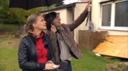 Eva Brenner und John Kosmalla sind erschüttert über den Zustand des Hauses.