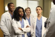 Im Krankenhaus berichtet Jo (Camilla Luddington, r.) Leah (Tessa Ferrer, 2.v.r.) und Stephanie (Jerrika Hinton, 2.v.l.) von Cristinas Nominierung für den bedeutenden Harper Avery Award und Stephanie verwundert es sofort, dass Shane (Gaius Charles, l.) sich ebenfalls als nominiert betrachtet ...