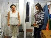Margrit (l.) und Shoppingbegleitung Maren suchen das passende Outfit zum Wochenmotto.