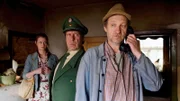 Adsche (Peter Heinrich Brix, r.) macht sein neuer Mieter nervös, er sucht Rat bei Brakelmann, der bei seinem Onkel weilt. Dorfpolizist Peter (Uwe Rohde, Mi.) und Reporterin Clarissa (Juliane Behneke, l.) sind Zeugen.