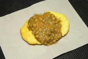 „Doubles“, bestehend aus Kichererbsencurry und Chutney zwischen zwei weichen Fladenbroten, ist das beliebteste Streetfood in Trinidad und Tobago und wird hier bei „Deen’s Doubles Depot“ serviert.