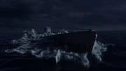 Ein U-Boot taucht bei Nacht auf.