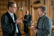 Oberstaatsanwalt Osthof (Luc Feit) weist Hauptkommissar Jens Müller (Fabian Busch) auf die Bedeutung des Falls für die Region hin.