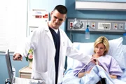 Michael Ausiello (Geburtshelfer), Elizabeth Banks (Dr. Kim Briggs).