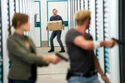 Jenny Dorn (Katrin Heß) und Paul Renner (Daniel Roesner, r.) suchen nach der entführten Lea, als plötzlich Alexander Gröben (Patrick von Blume) auftaucht und versucht zu fliehen. Hat er etwas mit der Entführung zu tun?