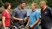 Die RTL II-Trödelprofis Otto Schulte (2.v.re.) und Sükrü Pehlivan (2.v.li.) wollen Sabine (li.) unterstützen. Auch Sabines guter Freund Marco (re.) ist zur Stelle