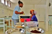 Aus Seetang kann man viele Sachen machen: Medizin, Nahrungsmittel und hier zeigt Mariam Awena und Abduli, wie daraus Seife hergestellt wird.
