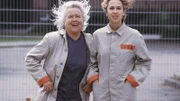 Mutz (Brigitte Renner, li.) und Katrin (Tanya Neufeldt) beobachten den herannahenden Helikopter, der Katrin zur Flucht verhelfen soll.