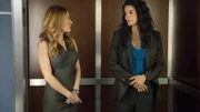 Dr. Maura Isles (Sasha Alexander, l.) und Det. Jane Rizzoli (Angie Harmon) müssen sich bei dem aktuellen Fall mit einem keltischen Buch befassen, scheinbar hat es mit einem Mord zu tun.