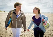 Katharina (Tanja Wedhorn) und ihre Tochter Nele (Lotte Flack) genießen die Zeit am Nordseestrand.