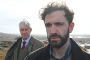 Dylan (Jonathan Delaney Tynan) sieht sich im Schatten seines Vaters Edward (Barry McGovern, li.).