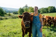 Nadine wollte eigentlich nicht Landwirtin werden. Sie ist gelernte Metzgereifachverkäuferin. Dann lernte sie ihren Mann kennen und heute führen die beiden den Biohof im unterfränkischen Landkreis Rhön-Grabfeld gemeinsam. 70 Rinder der vom Aussterben bedrohten Rasse des Fränkischen Gelbviehs in Mutterkuhhaltung sind das Hauptstandbein des Hofes, auf dem drei Generationen leben. Nadines Wunsch ist es, andere Menschen von guter Tierhaltung und bewusstem Fleischkonsum zu überzeugen.