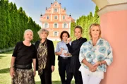 Alfred Fischer, Bewohner eines luxuriösen Alters-Domizils, treibt tot im Wasser. Der mysteriöse Fall mit vielen Eifersuchtsmotiven gibt nicht nur Julia (Wendy Güntensperger, r.) Rätsel auf. Denn wie die Heimleiterin Ella Meersburg (Sissy Höfferer, 2.v.r.) weiß, hatte das Mordopfer neben seiner Freundin Ursula Wiesel (Cordula Trantow, l.) eine heimliche Geliebte Gertraud Bergmann (Grit Böttcher, 2.v.l.). Auch Neles Mutter Mechthild (Diana Körner, r.) hat mit dem Mordopfer geturtelt. Ist sie etwa die Mörderin?