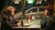 Im Rahmen seiner Recherchen über die Arbeit im Jeffersonian lernt der Filmemacher Andrew Jursic (Dave Thomas) Staatswältin Caroline Julian (Patricia Belcher) kennen, die er sehr sympathisch findet.