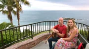 Moderatorin Tamina Kallert (r) mit dem Musiker Dicki Fliszar in Laguna Beach.