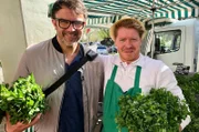Tarik Rose und Malte Jahn auf dem Hamburger Isemarkt.