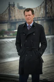 Nachdem er von den Anschuldigungen gegen seinen Sohn und dessen Rückfall erfahren hat, begibt sich sein entfremdeter Vater, Morland Holmes (John Noble), nach New York, um seinem Sohn zu helfen ...