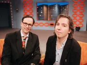 rbb Fernsehen KRÖMER - DIE INTERNATIONALE SHOW. Sänger Olli Schulz (r.) lässt sich zu dramatischen Enthüllungen aus seiner Vergangenheit als Roadie hinreißen.