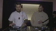 Reality-TV-Star Flocke (l.) lebt jeden Tag, als wäre es der letzte Partys, Alkohol und Fast Food. Sorgen um seine Gesundheit macht er sich nicht. Für ihn zählt nur der Moment, ohne Gedanken an morgen.