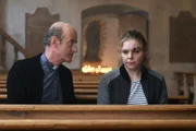 Kristin (Ricada Seifried) fühlt sich schuldig. Kann Pfarrer Sonnleitner (Johannes Herrschmann) ihr helfen?