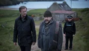 Detective Inspector Jimmy Perez (Douglas Henshall, li.) glaubt nicht daran, dass der kauzige Magnus Bain (Brian Cox, Mitte) der Täter ist.