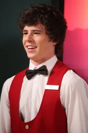 Seine neue Chefin kann zwar mit einem guten Äußeren, aber nicht mit viel Verstand überzeugen: Das heißt für Axl (Charlie McDermott), dass er alles selber machen muss ...