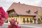 Außenaufnahme Wirtshaus Gallbrunner während der Dreharbeiten für ServusTV Heimatleuchten "Hütten, Herz und Hochgenuss".