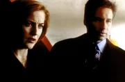 Scully (Gillian Anderson, l.) und Mulder (David Duchovny, r.) sind wieder hinter Donald Pfaster her, der jetzt aus dem Gef&auml;ngnis ausgebrochen ist.