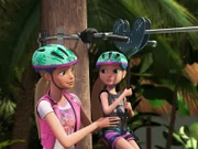 Barbie (l.) ermutigt und unterstüzt ihre kleine Schwester Chelsea bei all ihren Vorhaben.