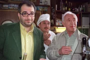 "Dolce Vita & Co.", "Die goldene Hochzeit." Mario Hubinger, Familienvater und Hausmann in der Sinnkrise, beschließt, etwas aus seinem Leben zu machen. Er will im Lokal seines Vaters Hans einsteigen und aus dem heruntergekommenen Eckbeisl wieder ein gefragtes Restaurant machen. Doch Hans will das "Dolce Vita" nur mehr verkaufen und sich zur Ruhe setzen. Mario muss sich also schleunigst etwas einfallen lassen, um seinen Plan doch noch verwirklichen zu können. Das Festessen anlässlich einer goldenen Hochzeit ist die erste Bewährungsprobe für Mario und seine gerade erst zusammengewürfelte Crew.Im Bild (v.li.): Michael Niavarani (Mario), Christoph Fälbl (Boris), Kurt Sobotka (Hans).
