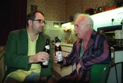 "Dolce Vita & Co.", "Obdachlos." Mario verlässt die gemeinsame Wohnung und zieht zu seinem Vater. In seiner Abwesenheit übernimmt es Lisa, ihre Eltern wieder zu versöhnen, was sich aber als schwieriger als erwartet herausstellt. Ungewohnt kompliziert gestaltet sich auch die Firmenfeier in der Fischerhütte eines Stammgasts aus dem Dolce Vita. Nach einer Autopanne macht Mario, der gerade die Speisen liefern wollte, mitten in der Einöde eine seltsame Begegnung. Im Bild (v.li.): Michael Niavarani (Mario), Kurt Sobotka (Hans).