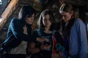 Mina Amiri (Jasmin Tabatabai, l.) und Lucy Elbe (Josephin Busch, r.) fragen Hannah Berliner (Eva-Lotta Trojandt, M.) nach einem Detail auf einem Foto, dass der verschwundene Yannick Hannah geschickt hatte.