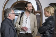 Hajo Trautzschke (Andreas Schmidt-Schaller, l.) und Ina Zimmermann (Melanie Marschke, r.) verdächtigen den Hausbesitzer Georg Jacobi (Alexander Wüst, M.), seine Nachbarin erstochen zu haben.