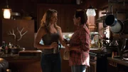 Julie Swagger (Shantel VanSanten, l.); Estella (Gina Gallego, r.)