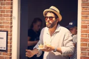 Alle Eltern holen sich wie Jannos (Jasin Challah) bei ihrem ersten Anlegeplatz heimlich Essen, das nicht Ninas Vorschlag einer alkohol-, zucker- und weizenmehlloser Ernährung entspricht.
