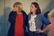 Die vermisst geglaubte Ini (Johanna Gastdorf, l.) taucht wieder auf, aber die Freude ist vorbei, als ihr die schreckliche Neuigkeit von ihrer Tochter Nina (Lavinia Wilson, r.) mitgeteilt wird.